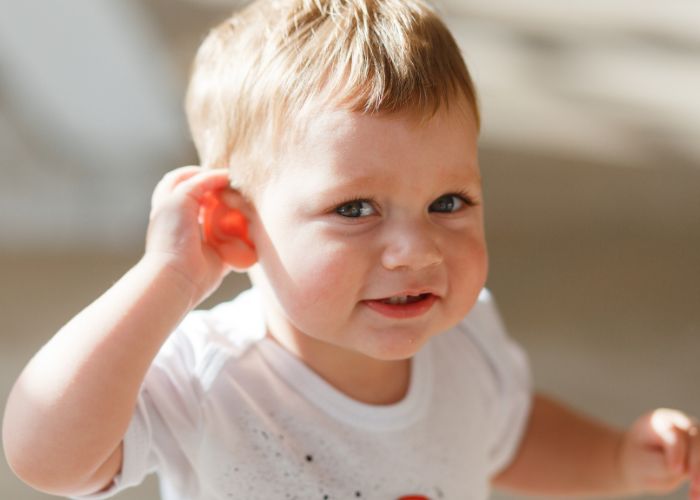 Kako prepoznati da bebu boli uho?